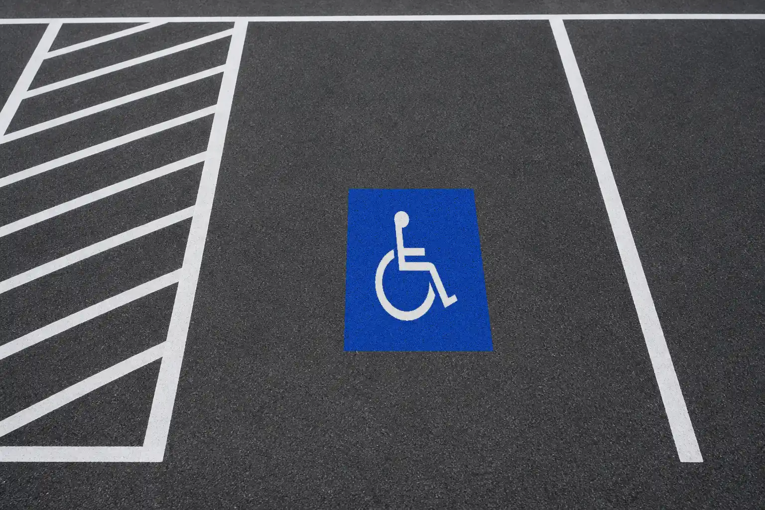 Place de stationnement accessible vue en angle